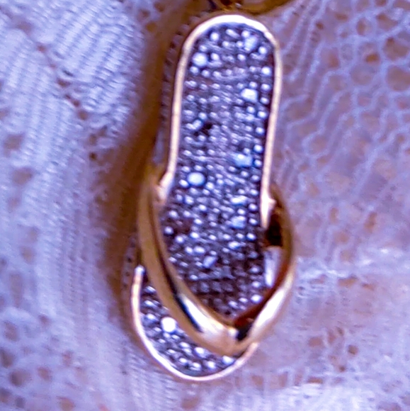 14 K Yellow GOLD TEN DIAMONDS INLAID SLIPPER ( FLIP FLOP ) PENDANT NECKLACE - Picture 1 of 6